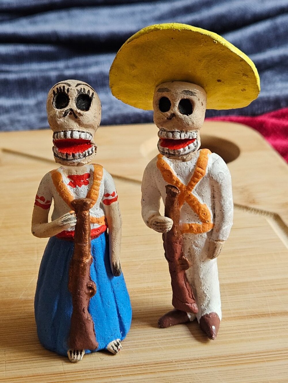 VINTAGE OAXACAN VIVA LA RAZA MUERTOS COUPLE WITH WEAPONS CLAY ND WIRE SCULPTURE - Picture 4 of 6